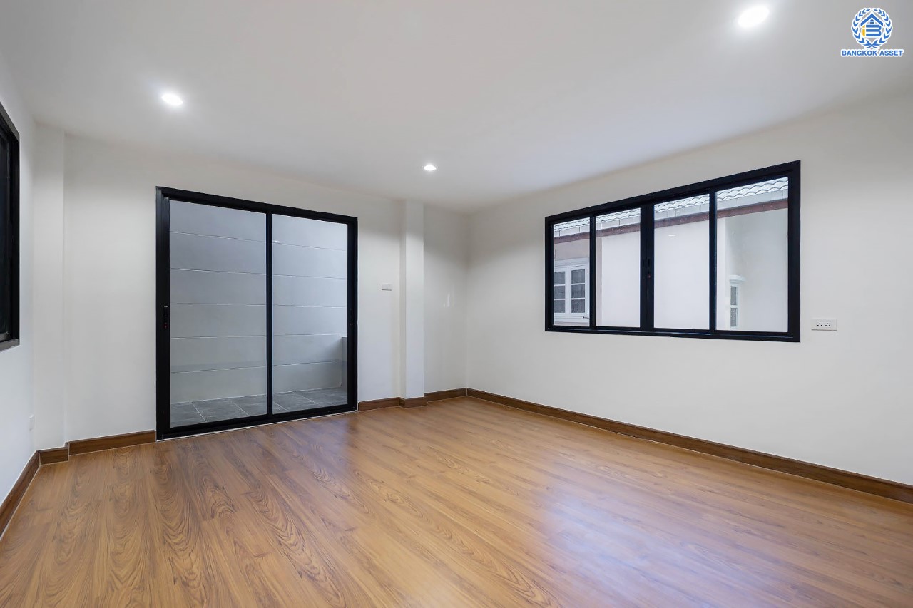 บ้านมือสองตกแต่งใหม่ ม.เศรณี ดอนเมือง-สรงประภา เนื้อที่ 27.7 ตร.ว. ฟังก์ชันจัดเต็ม 4 ห้องนอน 3 ห้องน้ำ จอดรถได้ 1 คัน ตอบโจทย์ครอบครัวใหญ่ มีความเป็นส่วนตัว เดินทางเข้าสู่ใจกลางเมืองได้อย่างสะดวกสบาย ใกล้สนามบินดอนเมือง และทางด่วนศรีสมาน...